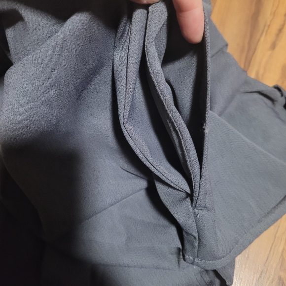 ClimateRight by Cuddl Duds Women's Heather Gray Woven Twill V-Neck Scrub Top - Picture 8 of 8